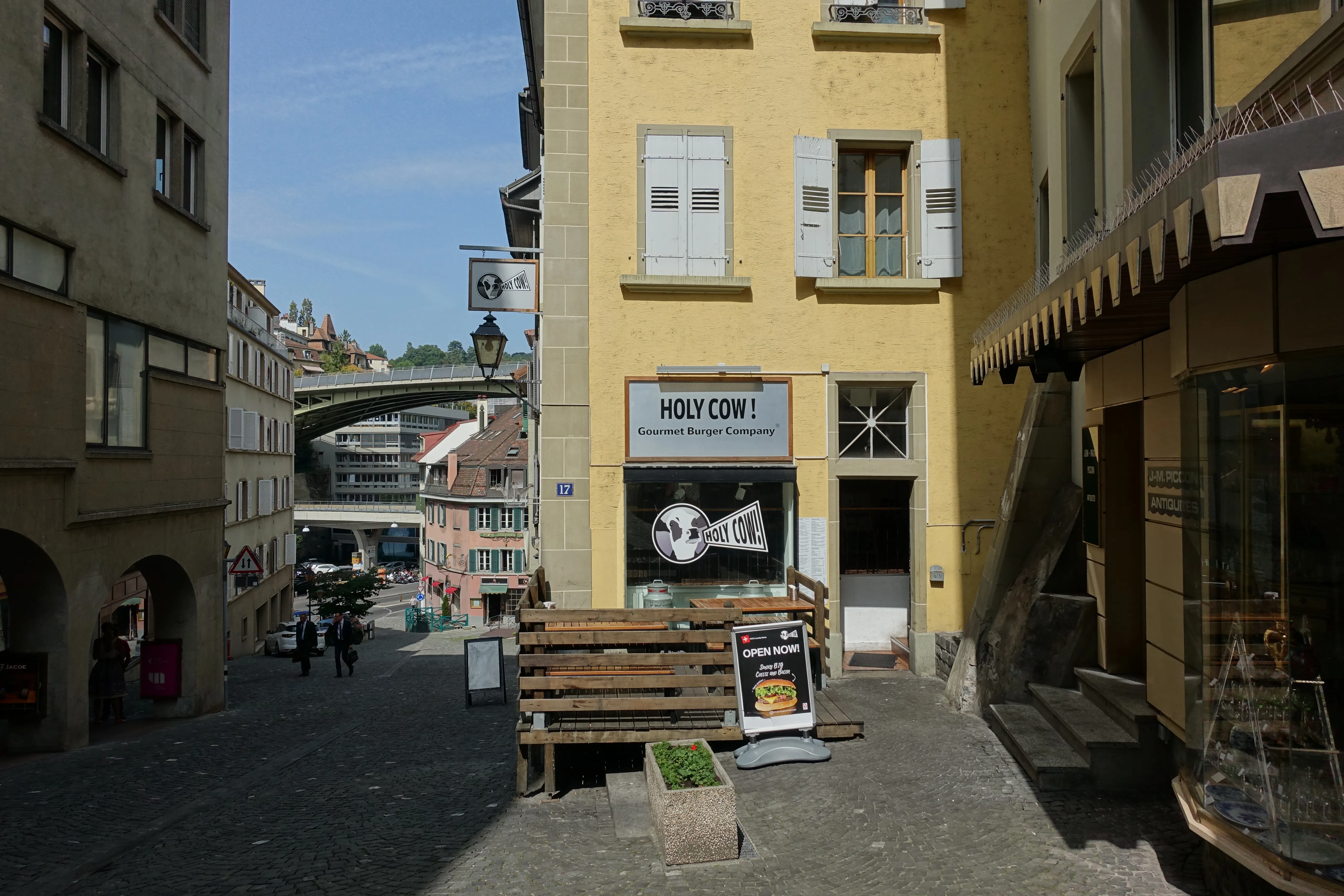 Fachada de la hamburguesería Holy Cow! Gourmet Burger Company en Cheneau-de-Bourg 17, en el centro de Lausana