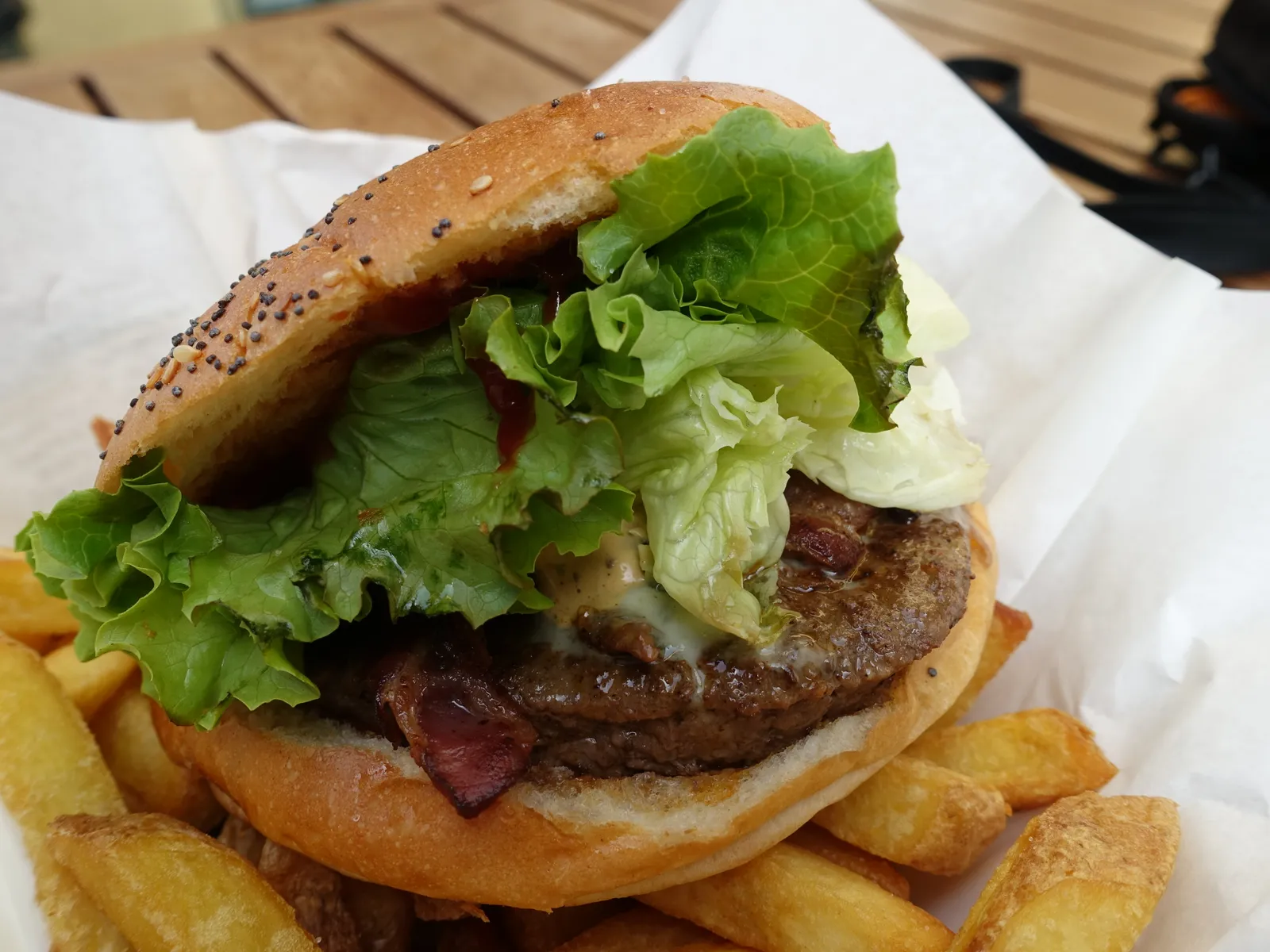 Hamburguesa Montreux Jazz & Blues de Holy Cow! en Lausana, con gorgonzola fundido, beicon y cebolla caramelizada, servida con patatas fritas gruesas