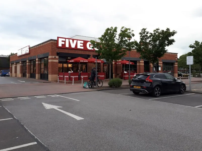 Façade du restaurant Five Guys Leeds Cardigan Fields, au parc de loisirs Cardigan Field de Kirkstall Road à Leeds