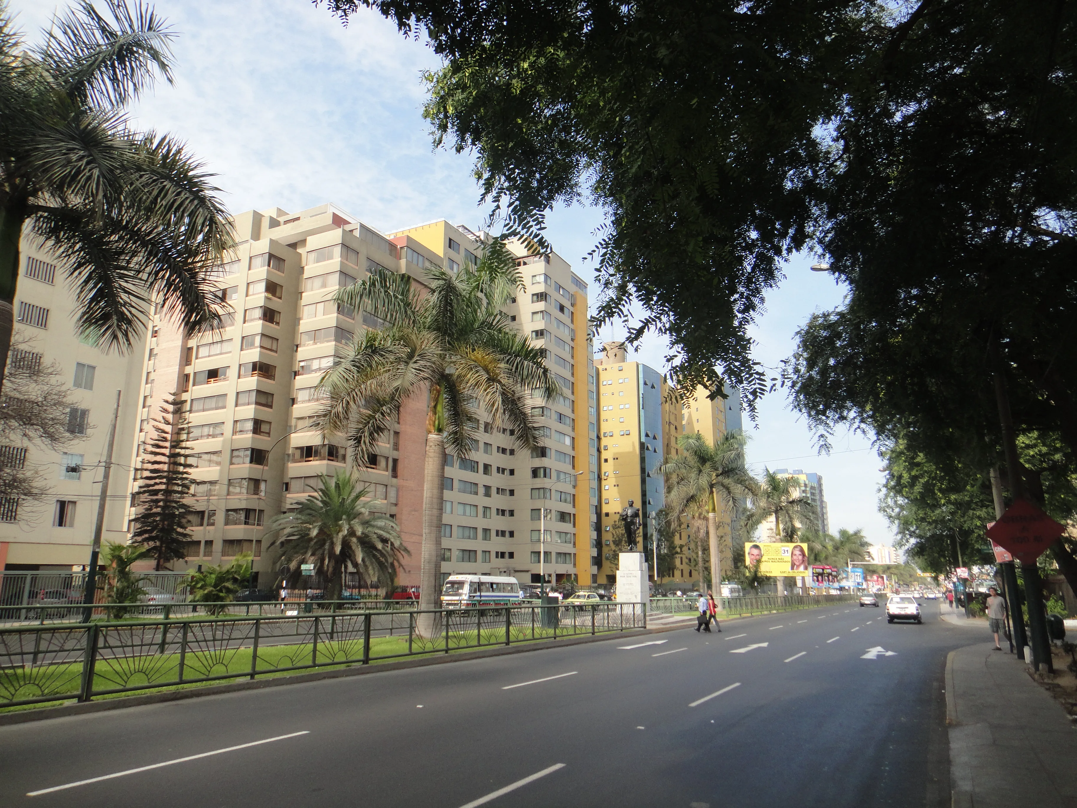 Avenida Javier Prado in San Isidro, the Lima business district where Renzo Garibaldi’s Osso steakhouse stands on Av. Santo Toribio