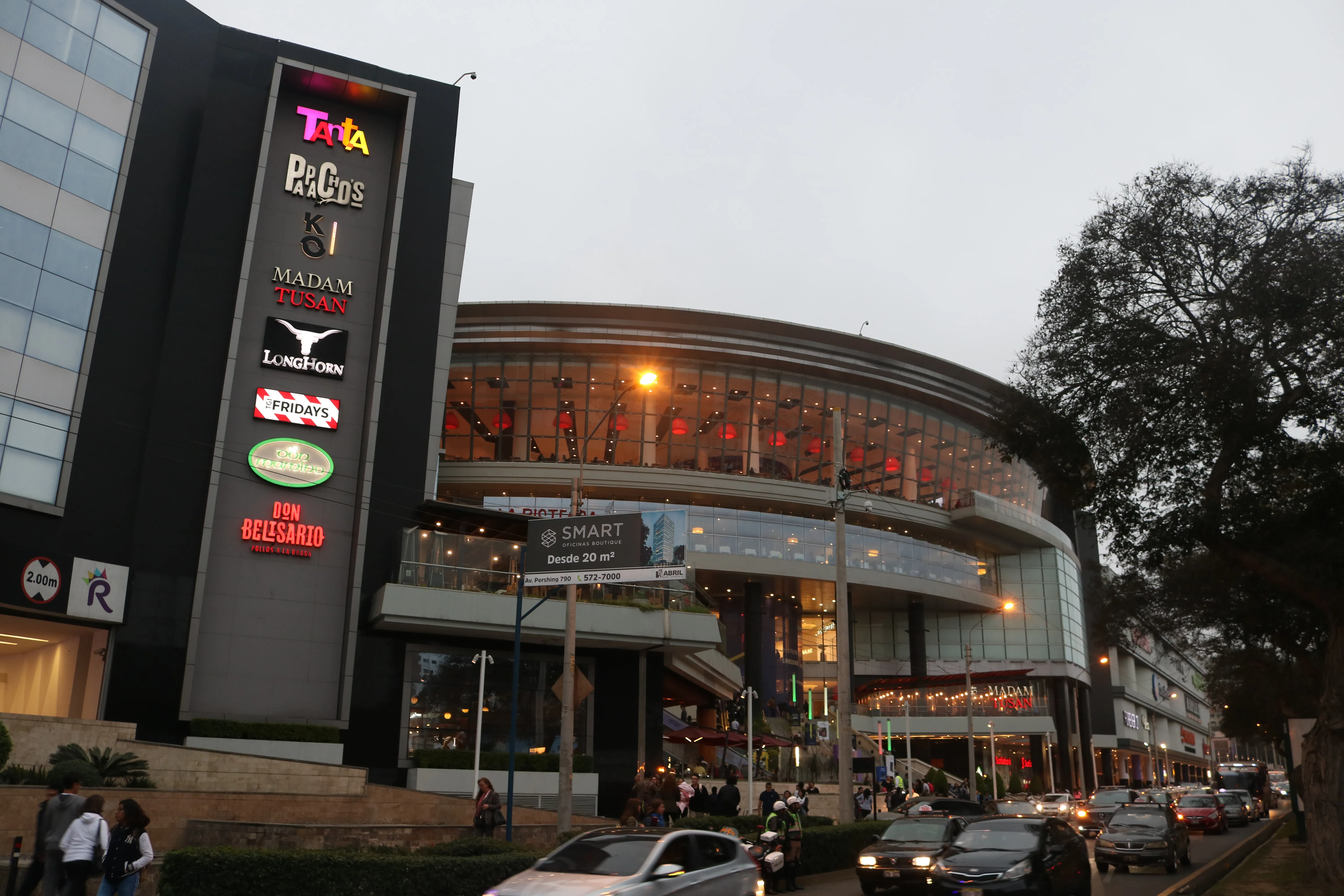 Real Plaza Salaverry mall in Jesús María, Lima, at sunset, home of the Osso Burger smash burger counter in its 5th-floor food court