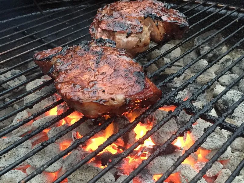 Josh Boutwood Savage, cuisine au feu de bois : entrecôtes épaisses saisies sur des braises (photo d'illustration)