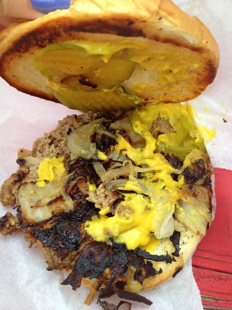 Coupe d’un onion burger de l’Oklahoma aux oignons écrasés et grillés dans le steak, la technique du John T. Burger de Memphis