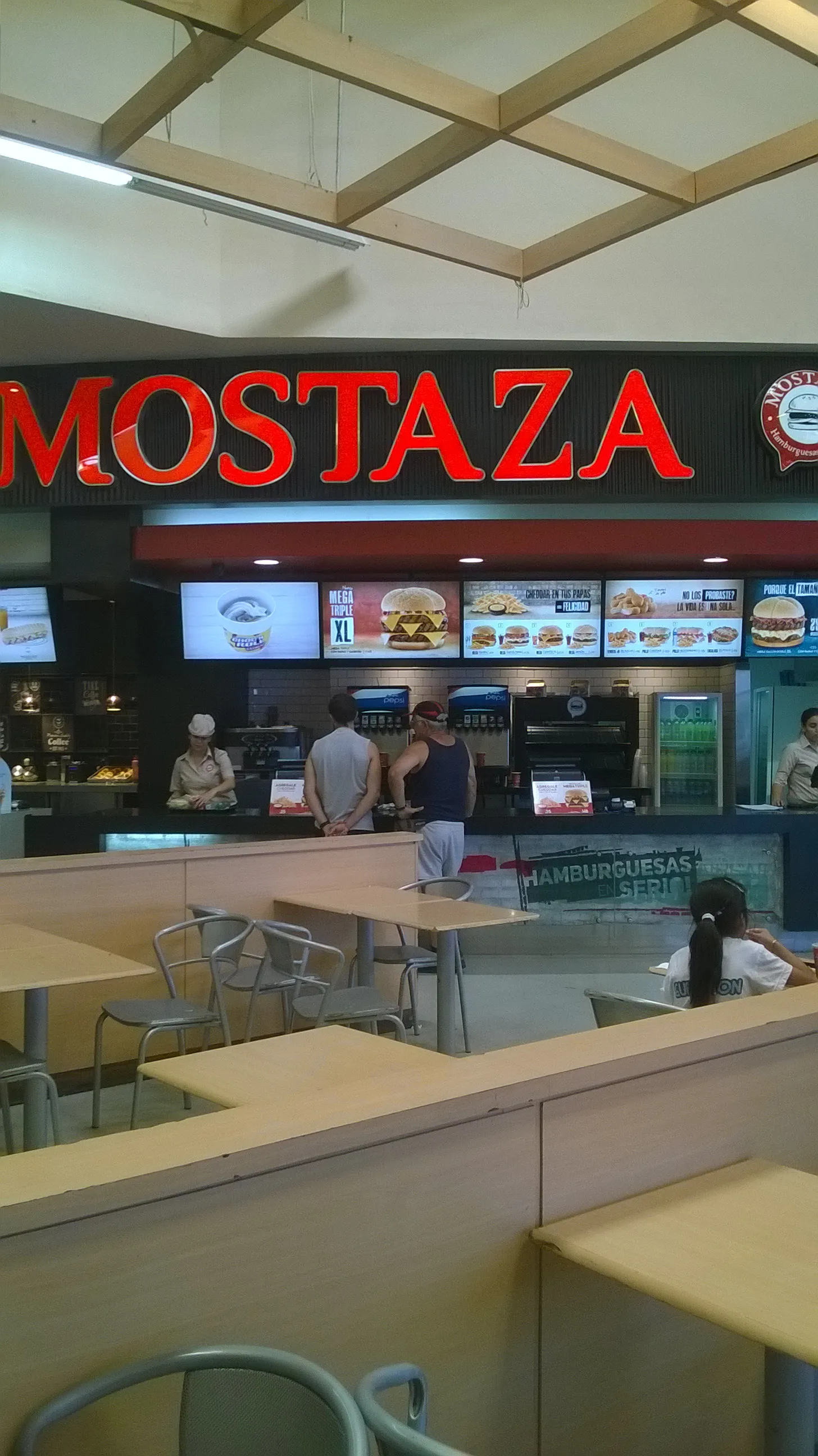 Typical Mostaza burger counter in an Argentine mall food court, the format of the Mostaza La Barraca Mall branch in Mendoza