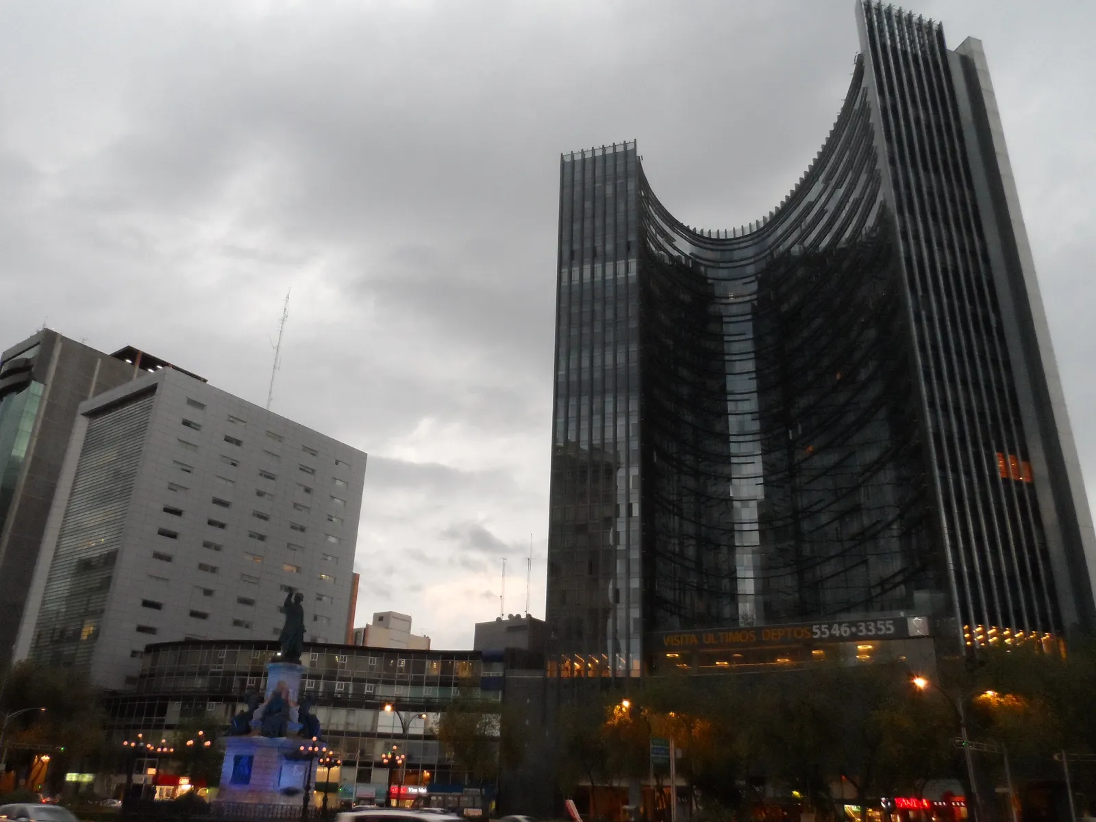 Glorieta de Colón roundabout on Paseo de la Reforma in Mexico City, where the Carl's Jr. Reforma 87 branch stands
