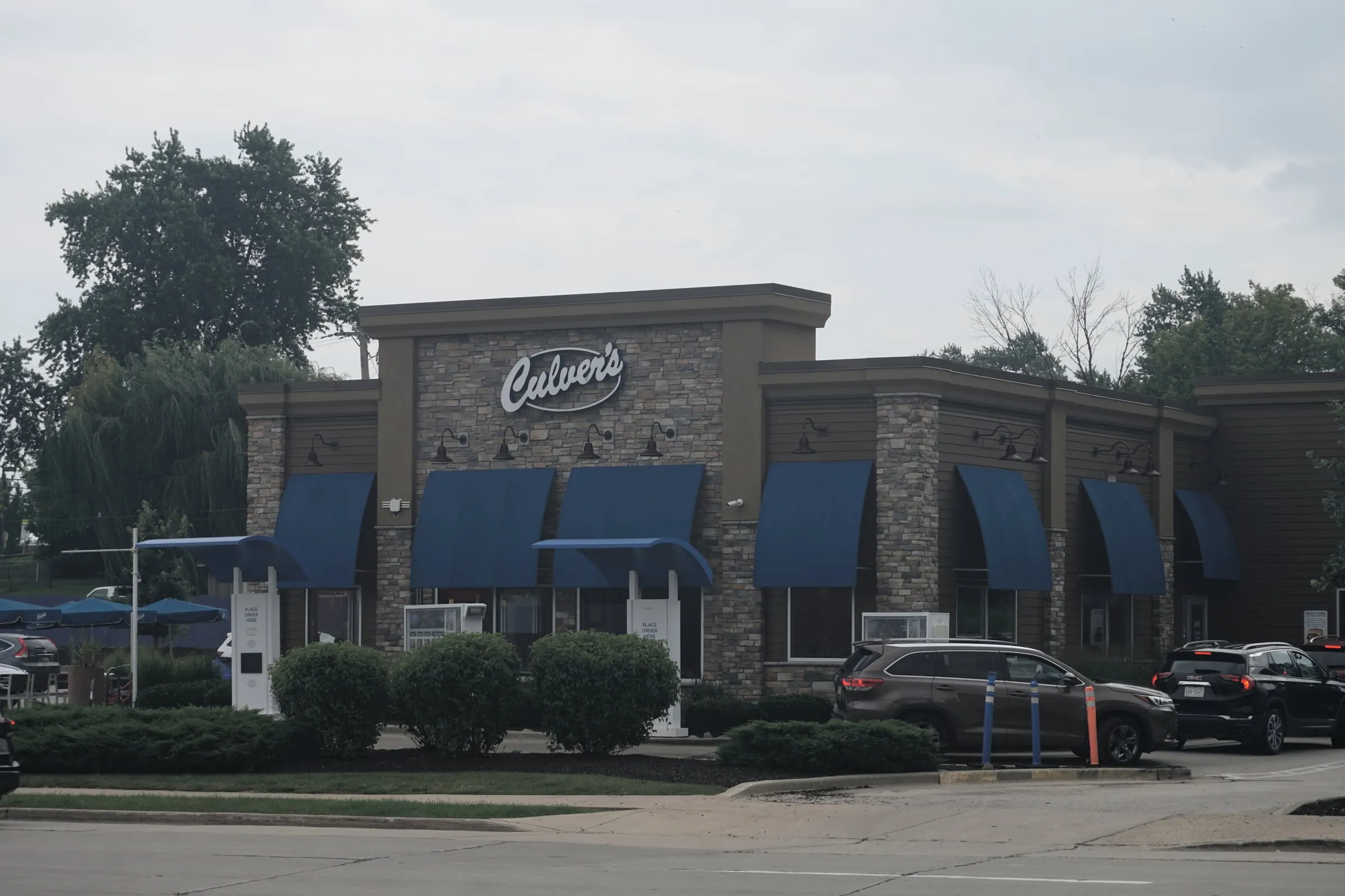 Restaurant Culver’s au toit bleu avec salle et drive à Greenfield, près de Milwaukee