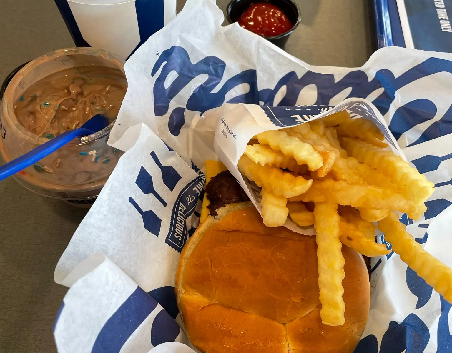Menu Culver's à Milwaukee : ButterBurger Cheese avec frites et un pot de frozen custard au chocolat