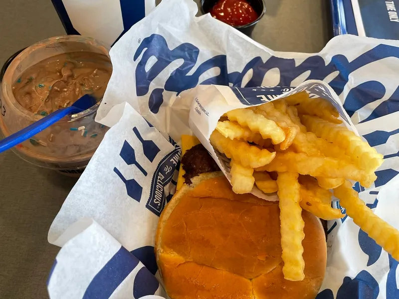 Menu Culver's à Milwaukee : ButterBurger Cheese avec frites et un pot de frozen custard au chocolat