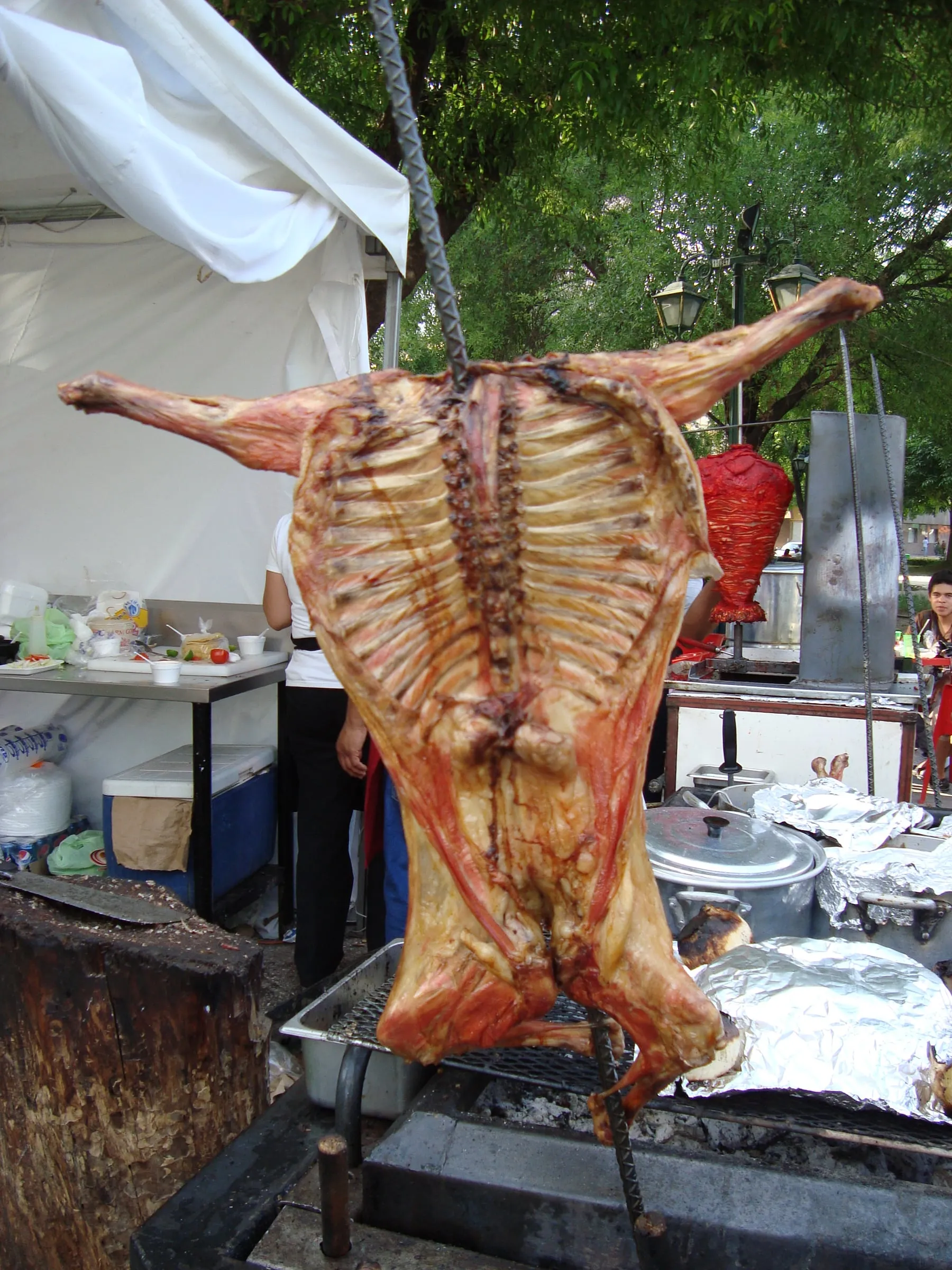Cabrito, chevreau rôti de Monterrey, plat régional du nord-est mexicain à la carte de Fonda San Francisco