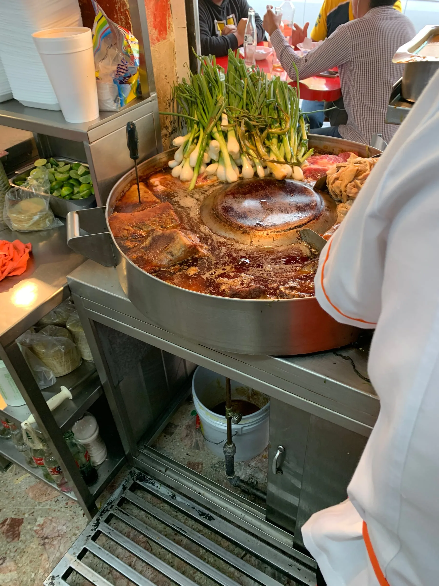 Suadero de bœuf sur un stand de tacos, la pièce que Fonda San Francisco fume pour son burger au suadero