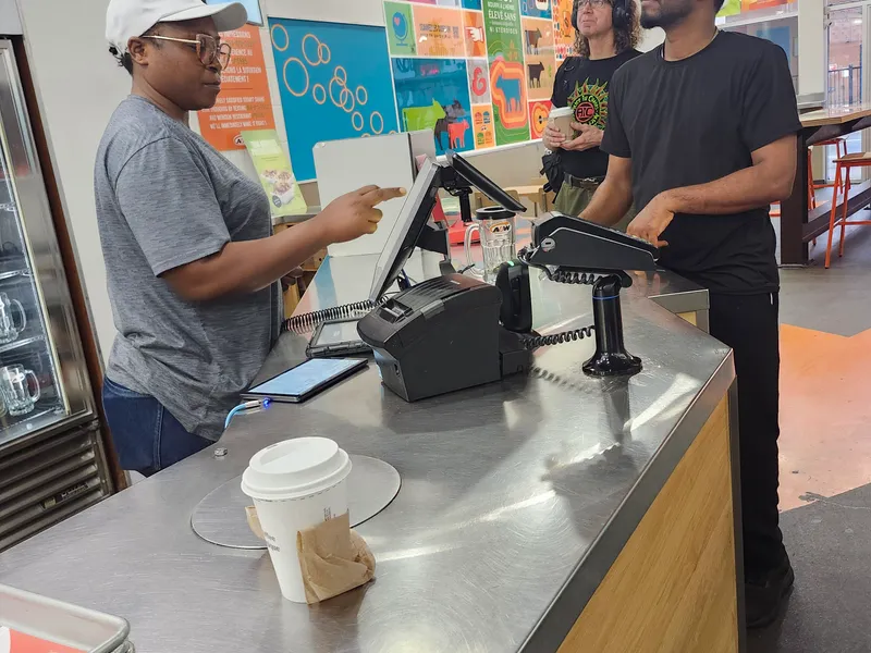 A&W Montreal: mostrador del 1494 boulevard de la Côte-Vertu con jarras heladas de root beer en la nevera