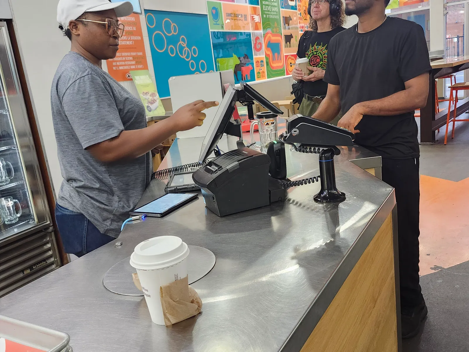 A&W Montreal: mostrador del 1494 boulevard de la Côte-Vertu con jarras heladas de root beer en la nevera