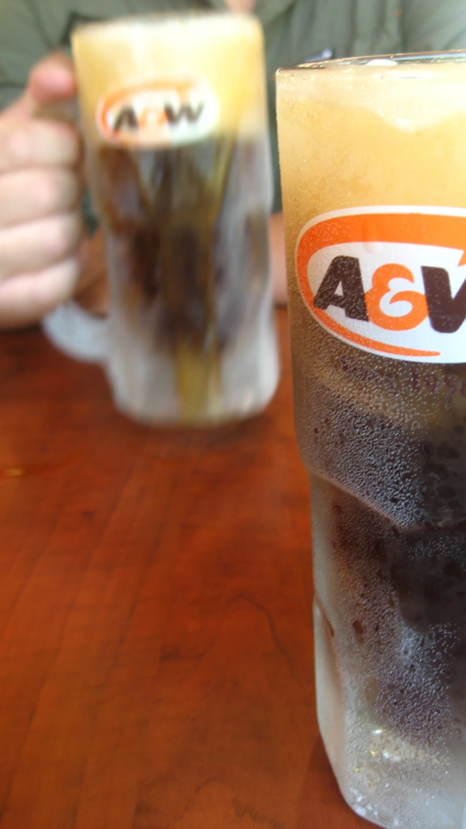 Root beer de A&amp;W servida en jarras de cristal heladas en un restaurante A&amp;W de Canadá