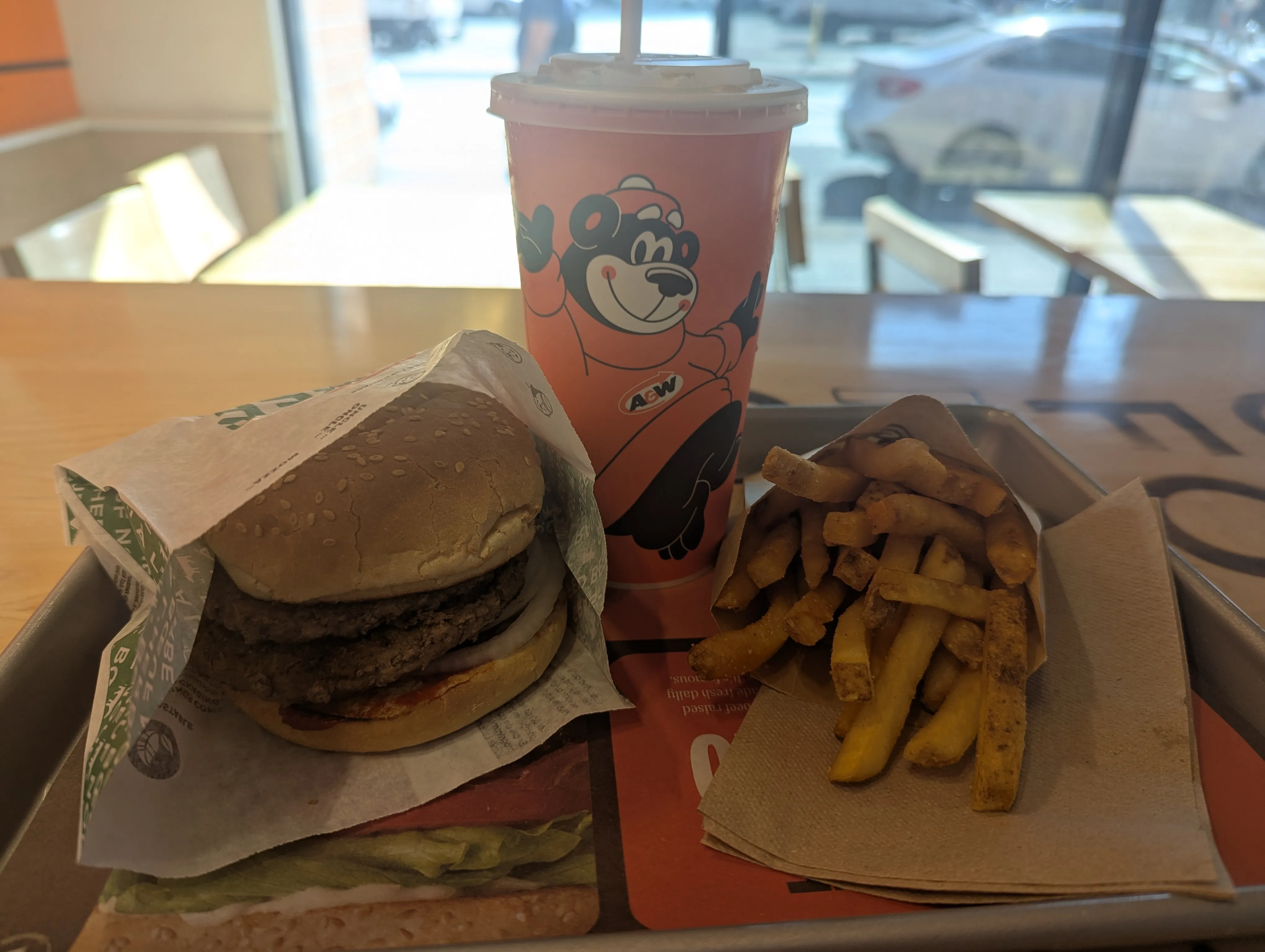 Menú de Papa Burger de A&amp;W con patatas fritas y bebida, hamburguesa de la Burger Family