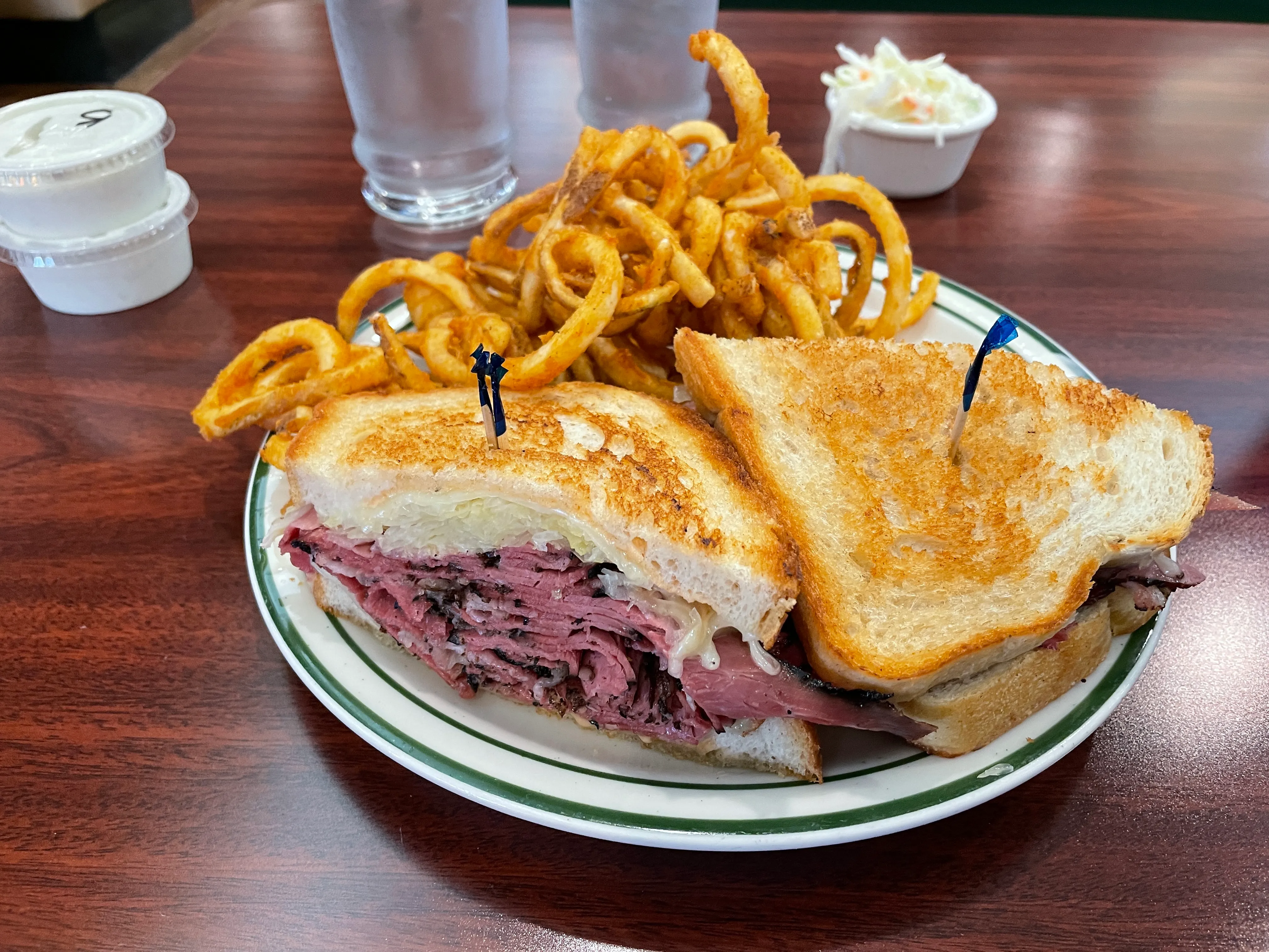 Sandwich Reuben au pastrami, l’un des sandwichs américains signatures de Back Bay Nantes