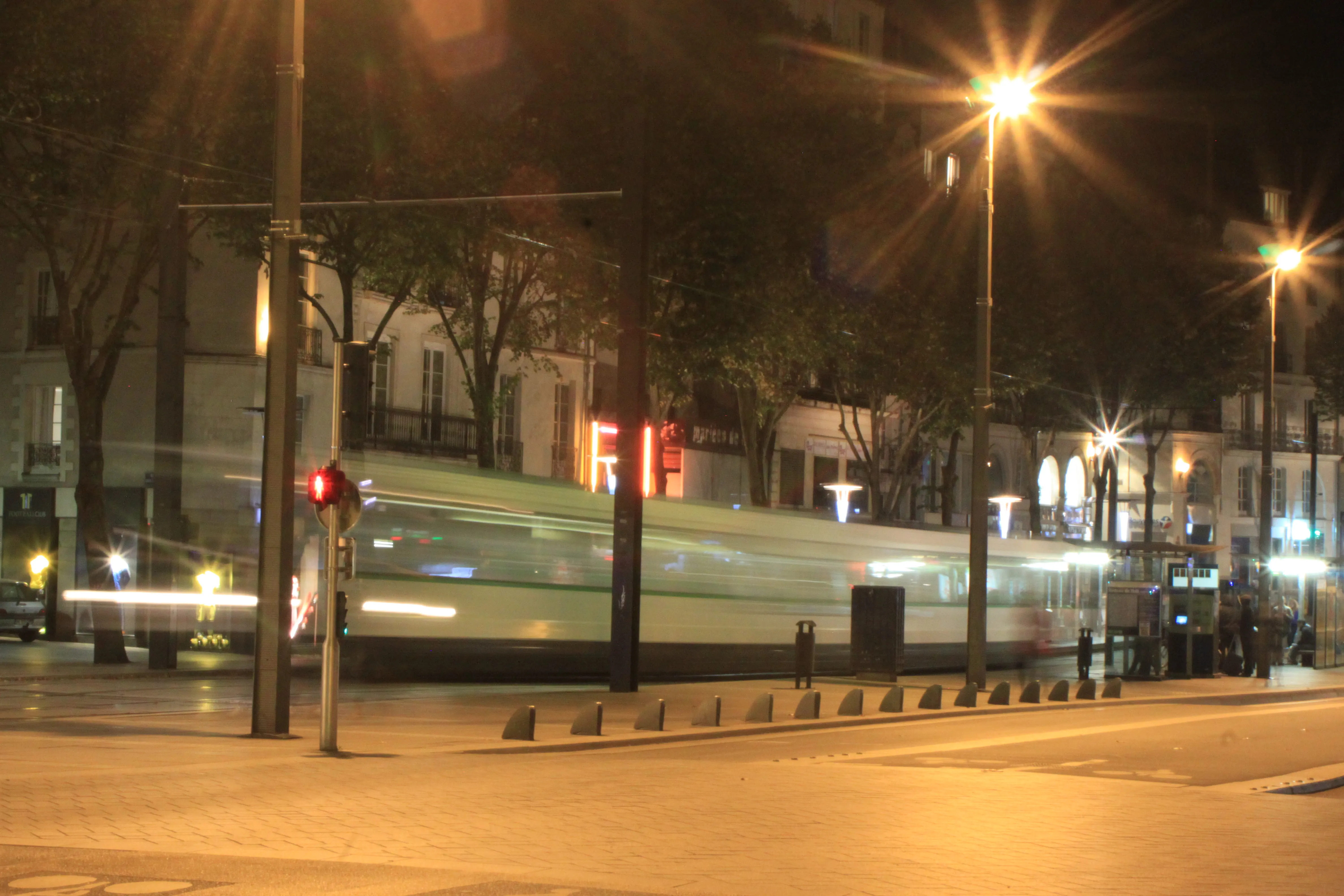 Tram de la ligne 1 à l’arrêt Commerce à Nantes, arrêt le plus proche du restaurant de burgers Back Bay
