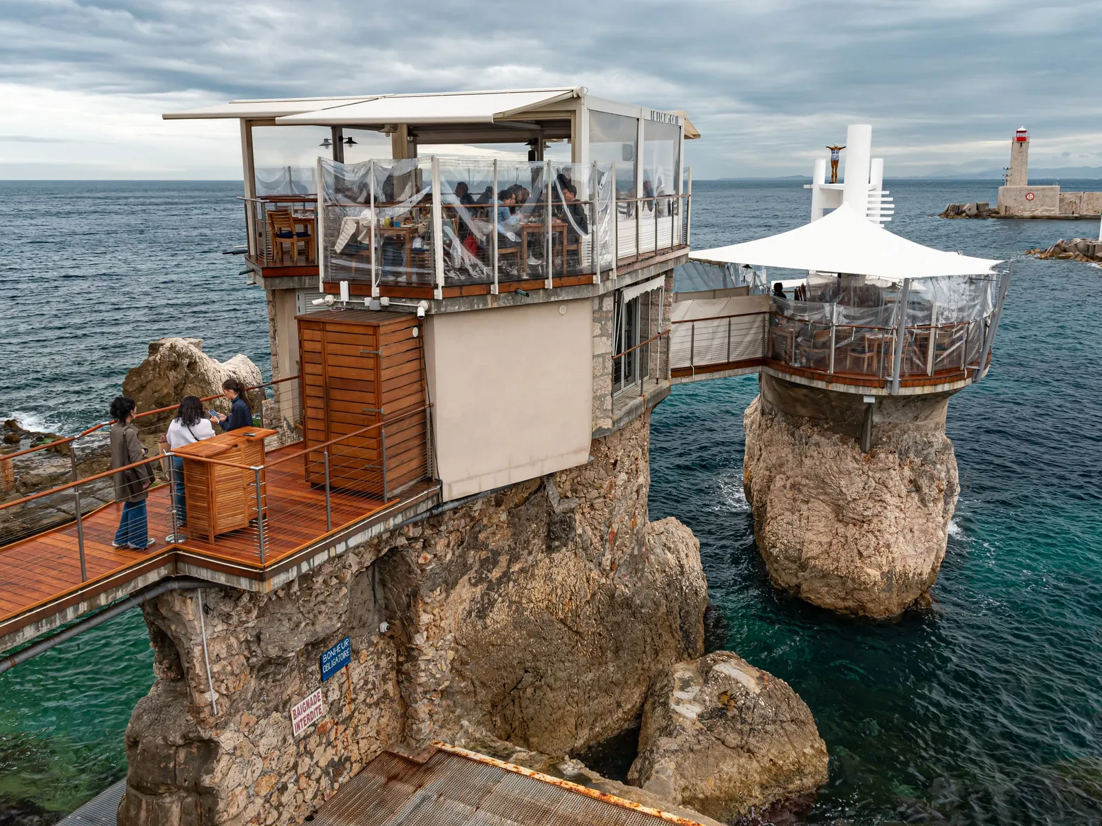 Le Plongeoir à Nice, restaurant sur un rocher au-dessus de la mer, boulevard Franck Pilatte