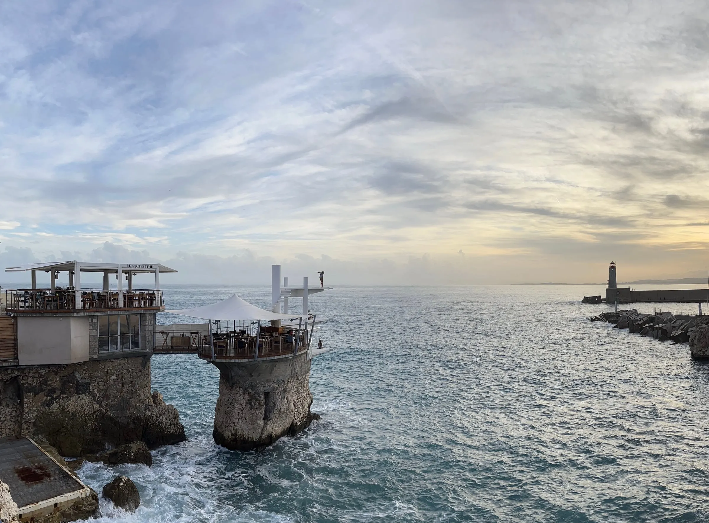 Le restaurant Le Plongeoir à Nice sur son rocher au-dessus de la mer, en octobre 2023