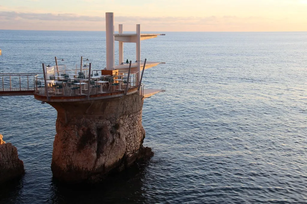 Les plongeoirs du rocher du Plongeoir à Nice au-dessus de la mer, en décembre 2016