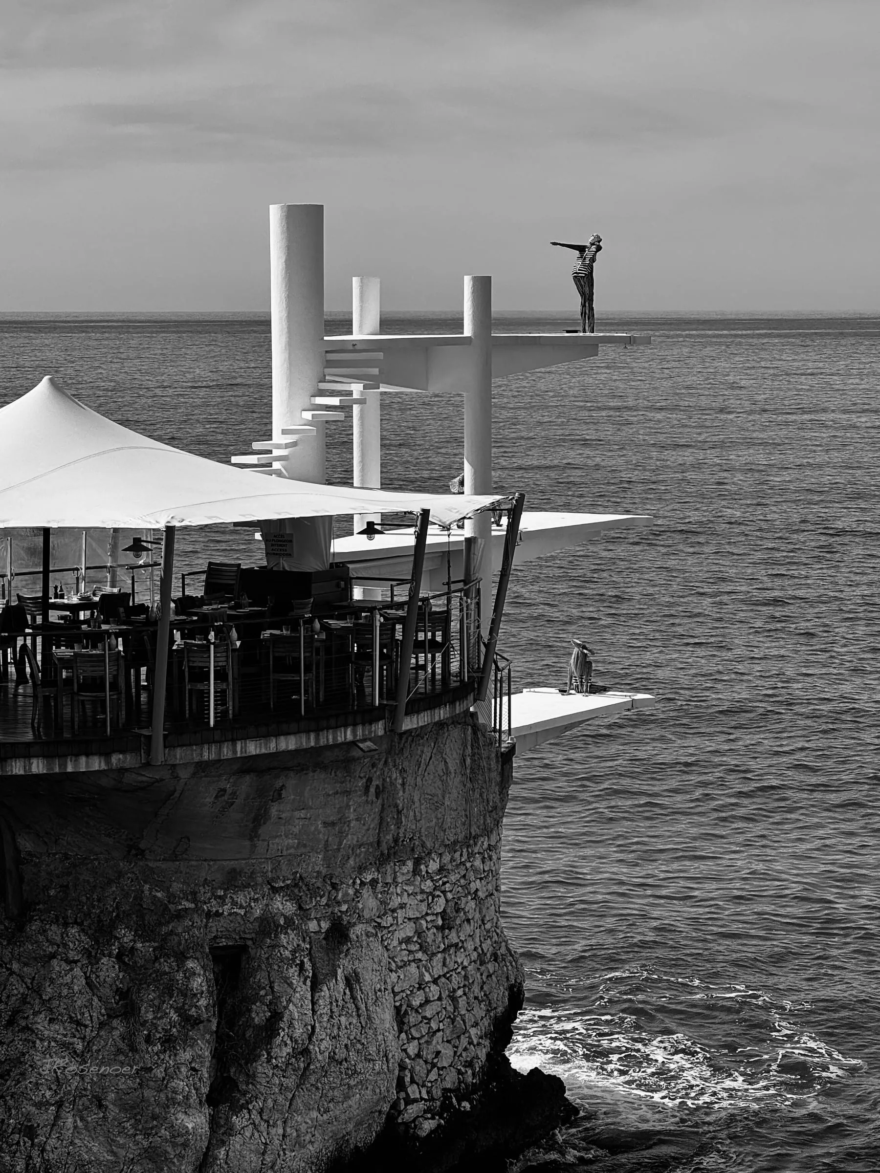 Les plongeoirs du rocher du Plongeoir à Nice sous la terrasse du restaurant, face à la Méditerranée