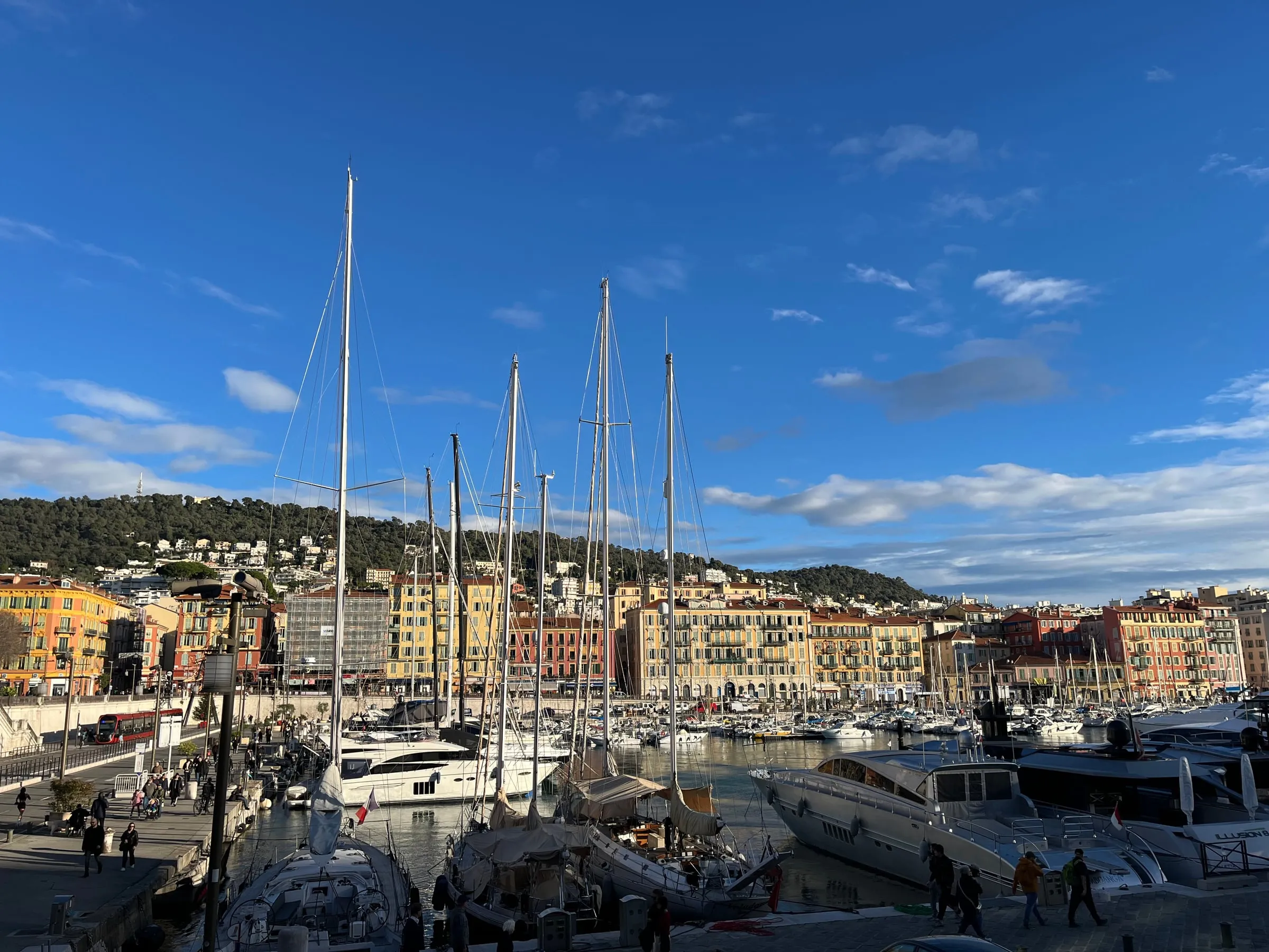 Le port Lympia de Nice, point de départ du boulevard Franck Pilatte vers Le Plongeoir et le Mont Boron