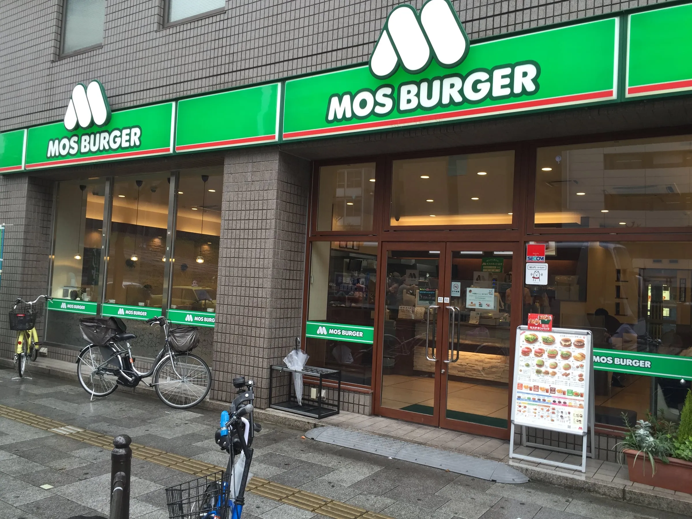 Devanture d’un MOS Burger avec son enseigne verte à Chuo-ku, dans le centre d’Osaka