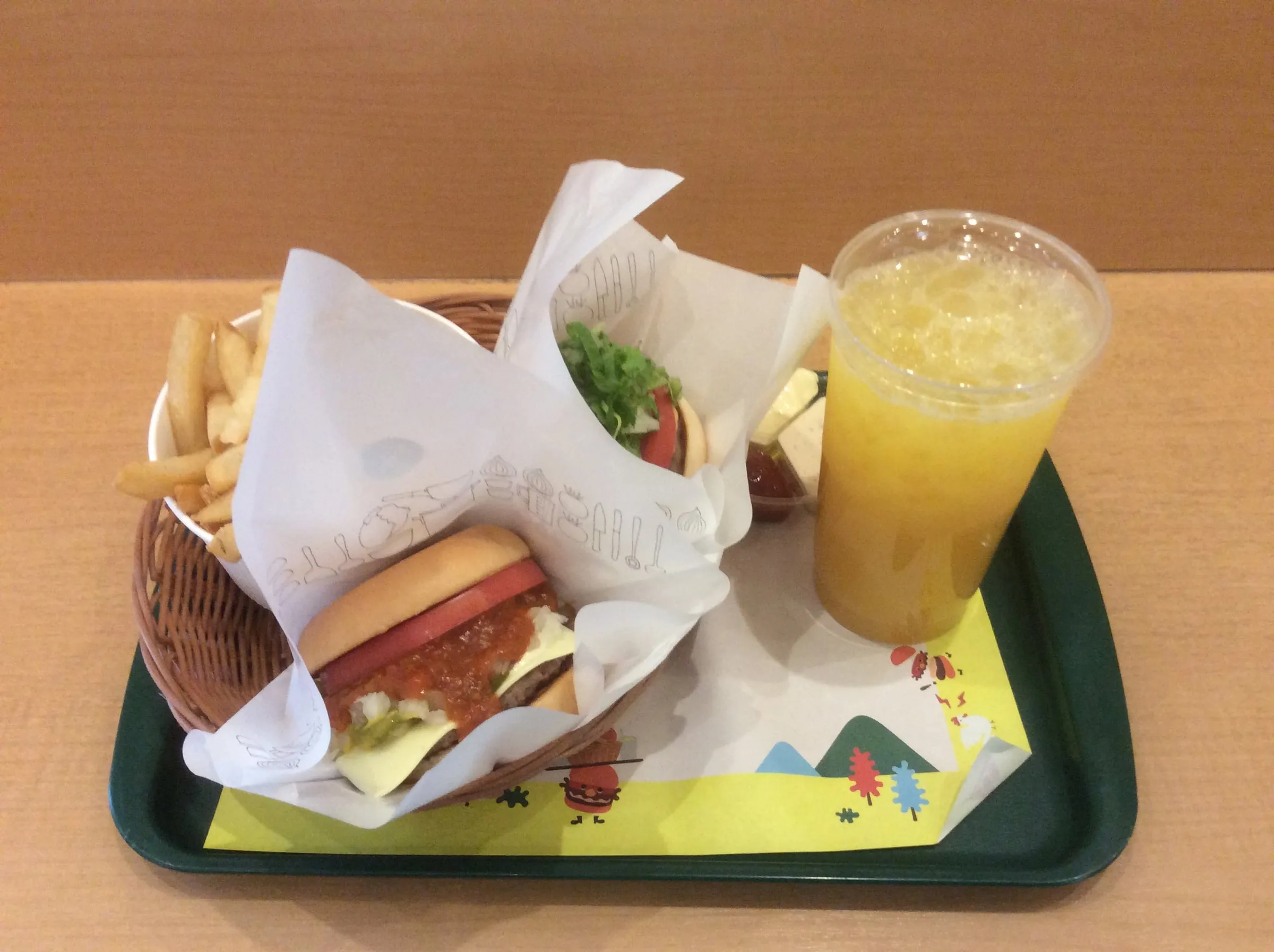 Formule MOS Burger avec frites et boisson sur un plateau au Japon