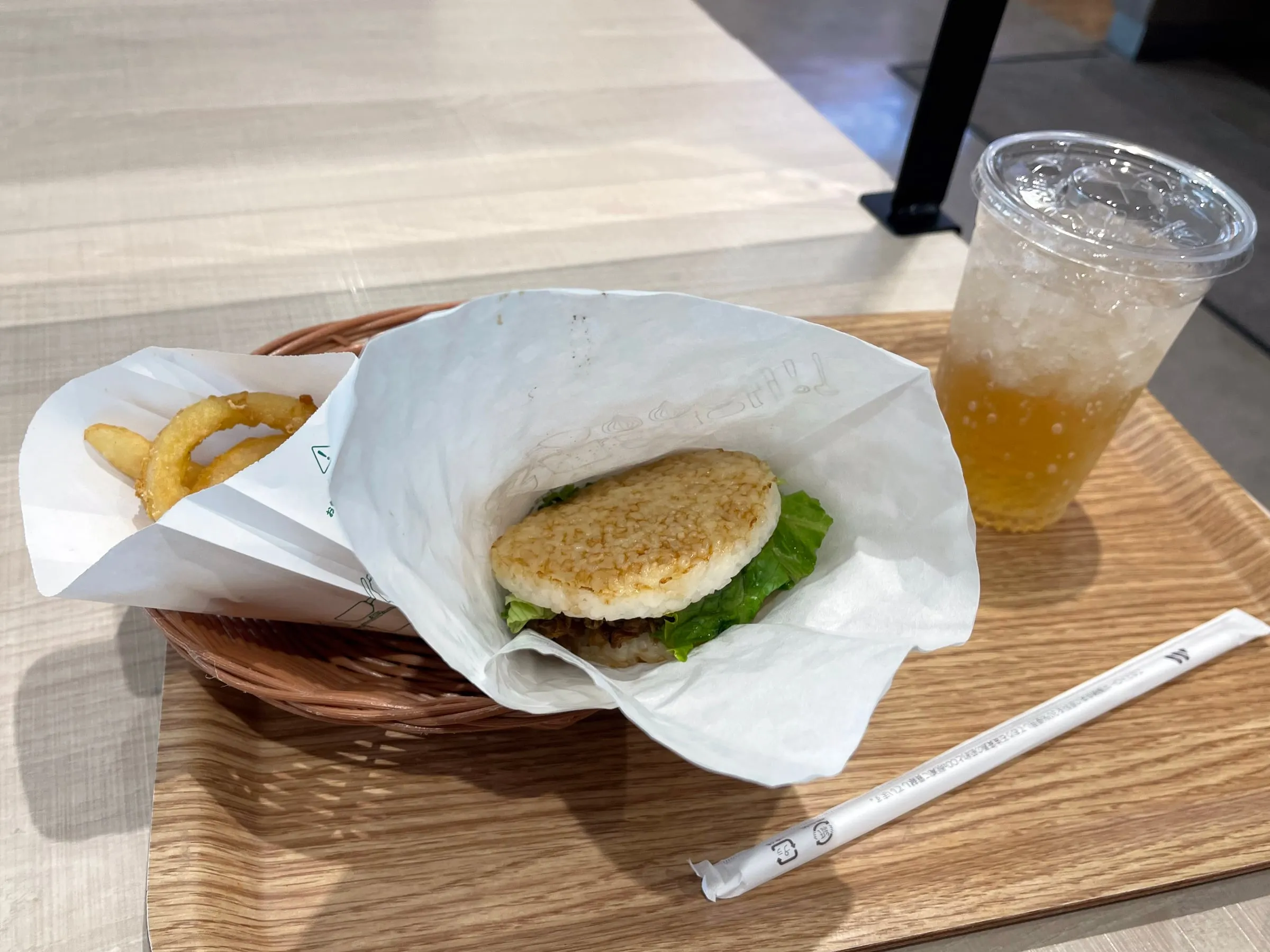 Rice burger MOS Burger aux galettes de riz grillées et bœuf yakiniku, avec frites et onion fries
