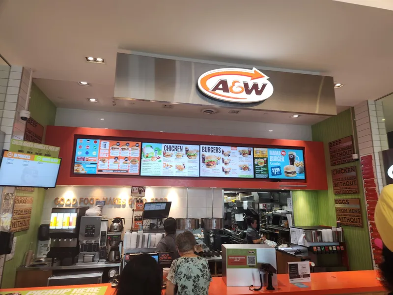 Comptoir A&W orange dans l’aire de restauration d’un centre commercial ontarien, le Scarborough Town Centre de Toronto, même format que l’A&W du Rideau Centre à Ottawa