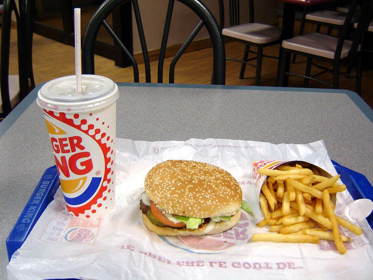 Menu Whopper Burger King sur plateau avec frites et boisson, la commande phare du Burger King de Palerme