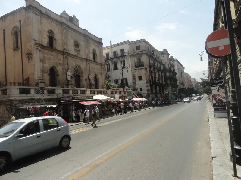 La via Roma à Palerme, grande artère du centre historique où se trouve le Burger King Palerme, au numéro 312 dans le Palazzo Monteleone