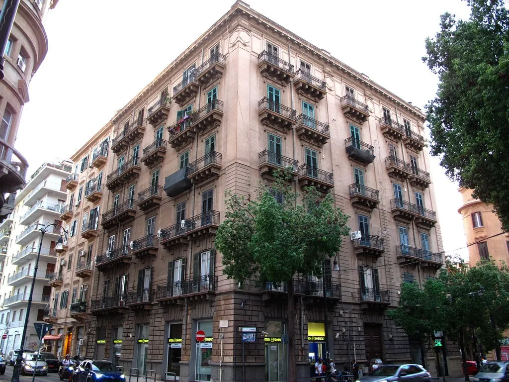 Façades de palais historiques sur la via Roma, rue du centre historique de Palerme où une loi régionale a ouvert la porte aux grandes enseignes comme Burger King