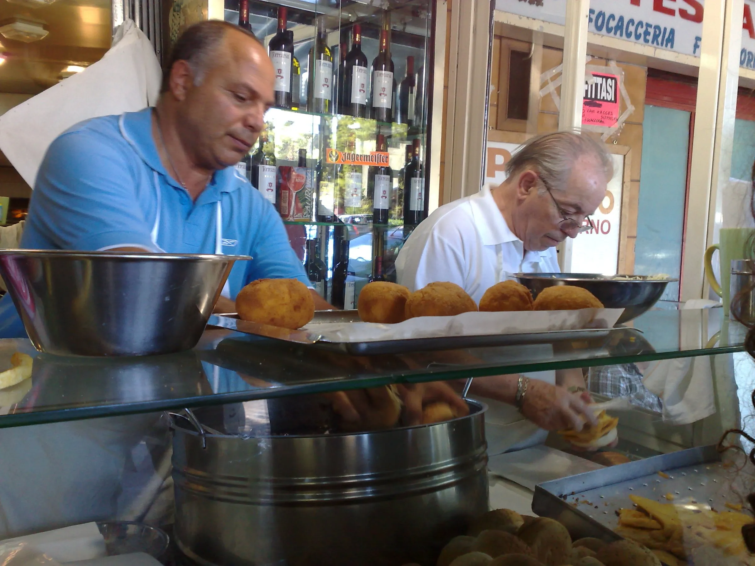 Panelle, arancine et pani câ meusa, street food de Palerme en petit pain, alternative locale au Burger King