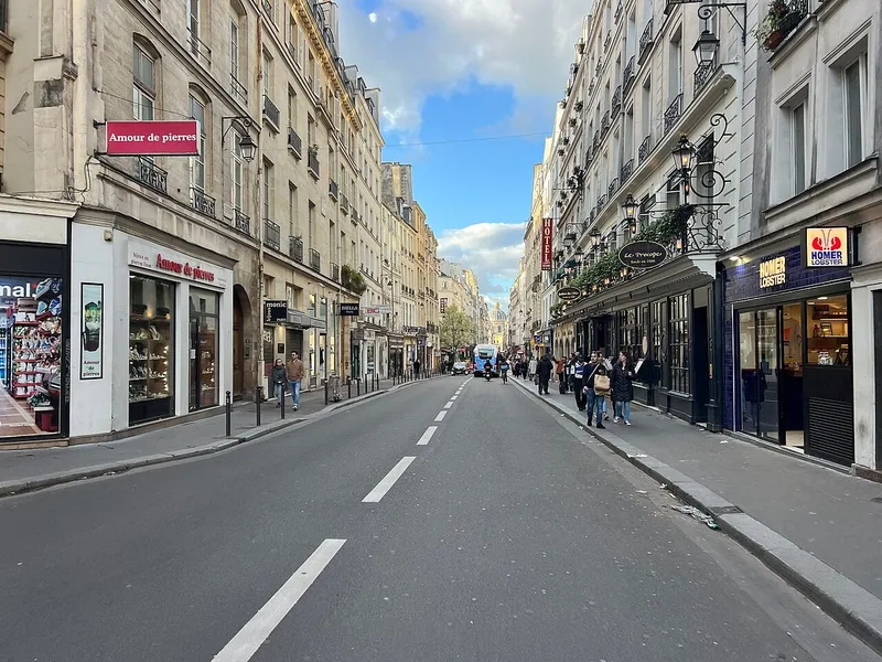 La rue de l'Ancienne-Comédie à Saint-Germain-des-Prés, avec Le Procope et ses boutiques, rue du Junk Burger Paris de Saint-Germain au n° 4