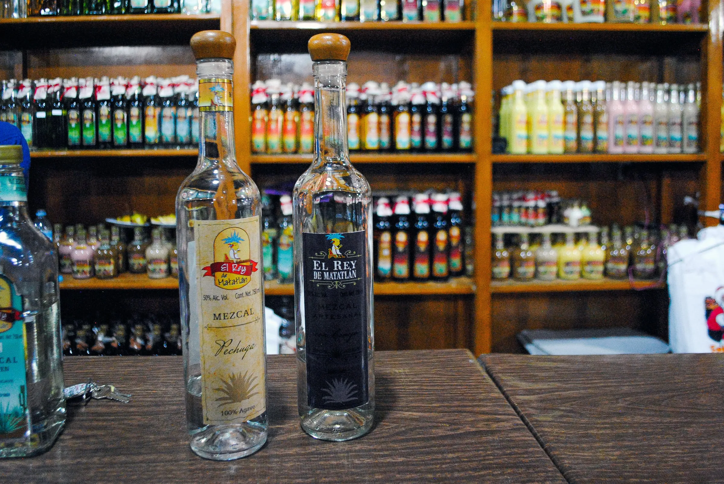 Bouteilles de mezcal de pechuga et de lapin dans une distillerie de Teotitlán del Valle, dans l’Oaxaca