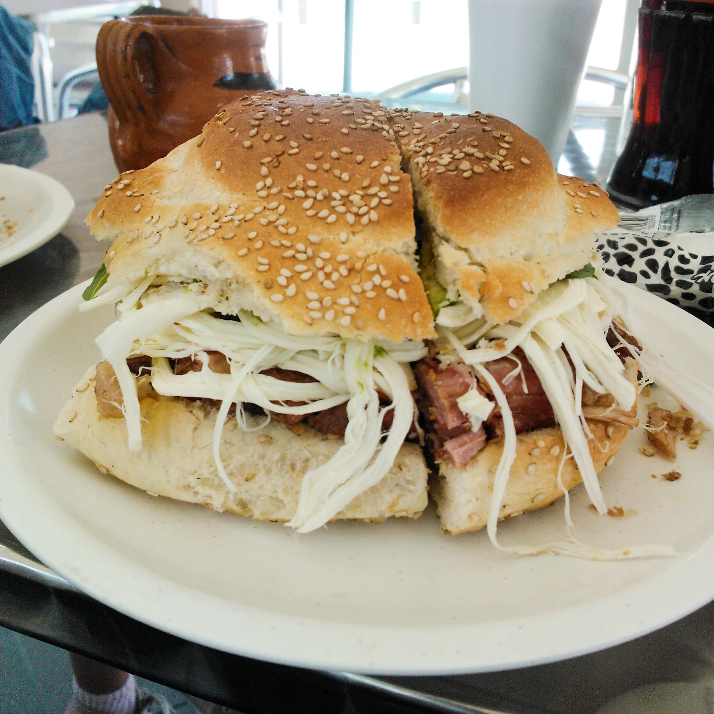 Cemita poblana sur son pain rond au sésame, le sandwich de Puebla le plus proche d’un burger