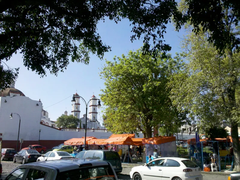 Barrio de Analco à Puebla, quartier du Salón Mezcalli : rues pavées et église du Santo Ángel Custodio (le quartier, pas le restaurant)