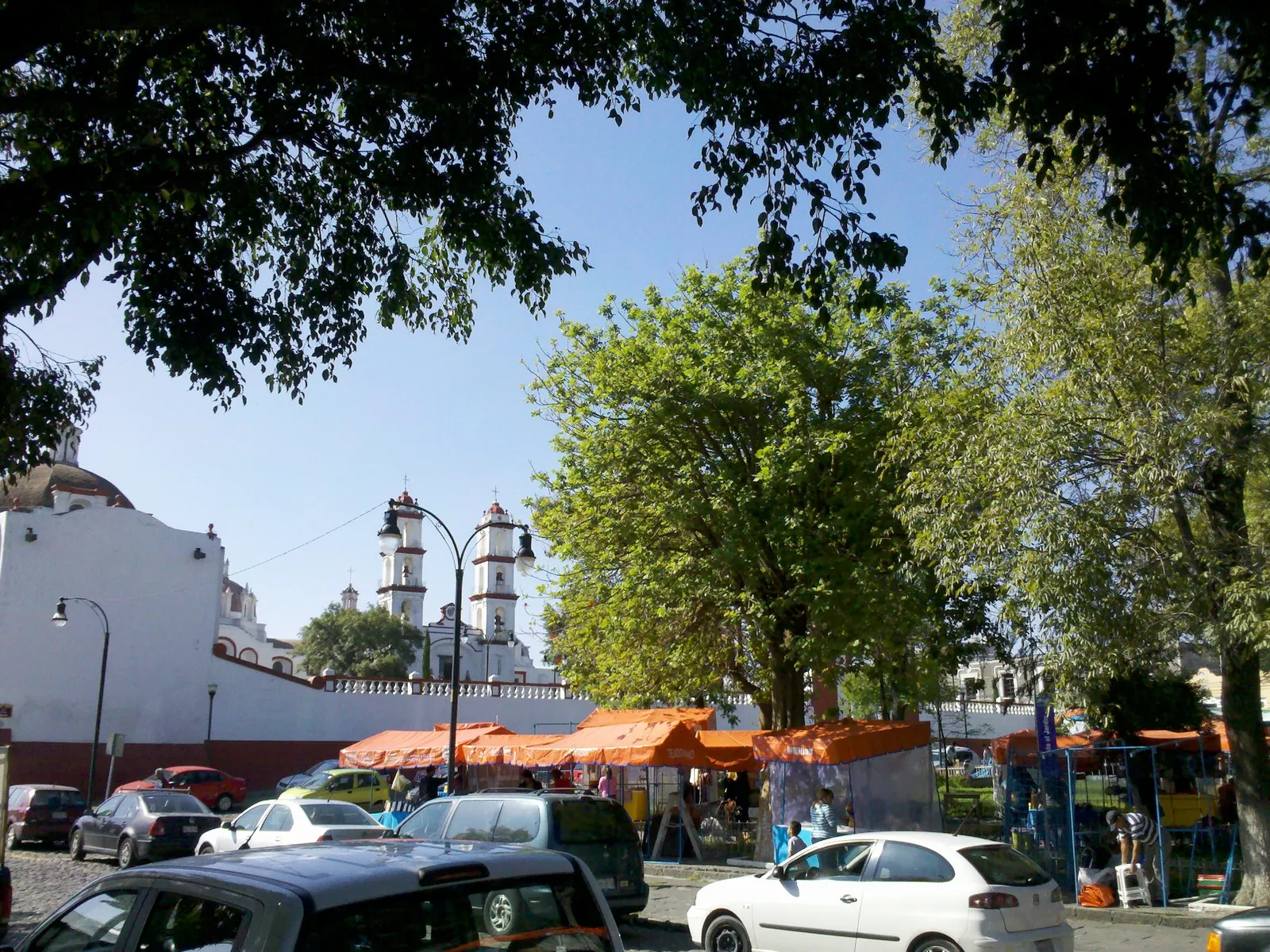 Barrio de Analco à Puebla, quartier du Salón Mezcalli : rues pavées et église du Santo Ángel Custodio (le quartier, pas le restaurant)