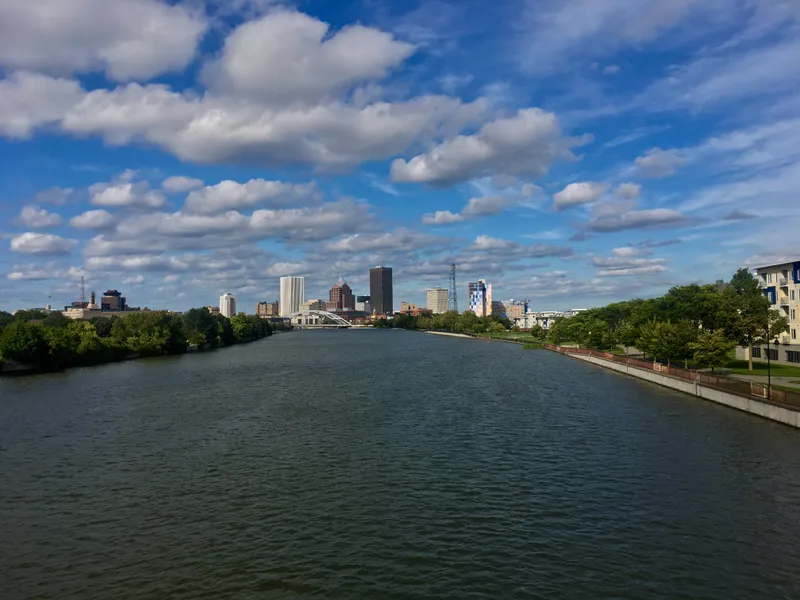 Centre-ville de Rochester (État de New York) et rivière Genesee vus du pont de Ford Street, ville des 6 Five Guys du Grand Rochester