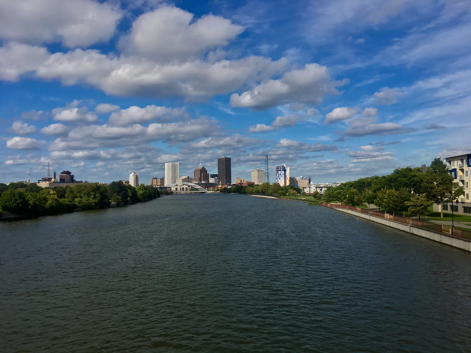 Centre-ville de Rochester (État de New York) et rivière Genesee vus du pont de Ford Street, ville des 6 Five Guys du Grand Rochester