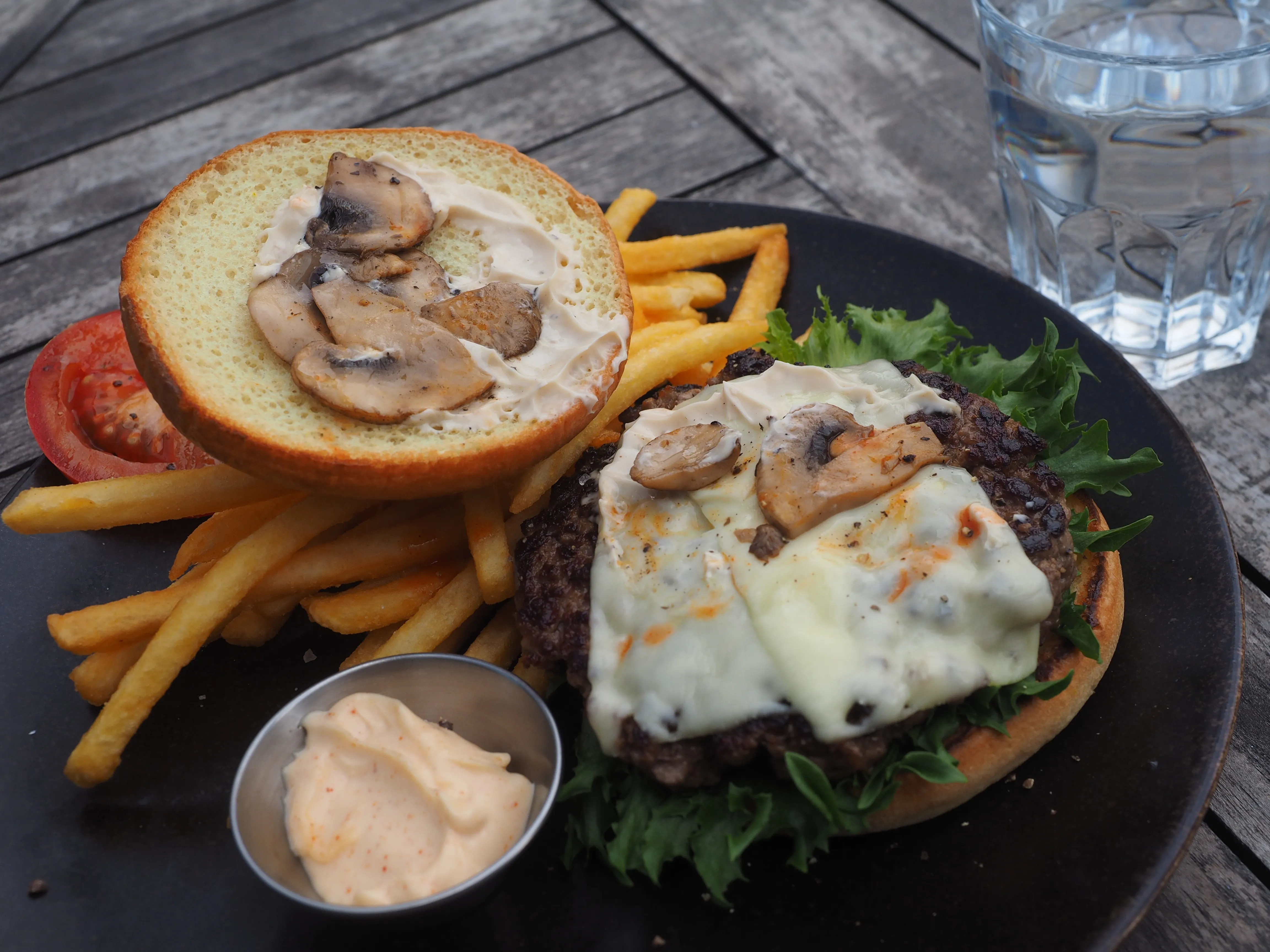 Beef burger with truffle mayo and portobello, the pairing behind the Roses Black Truffle Burger (illustrative photo)