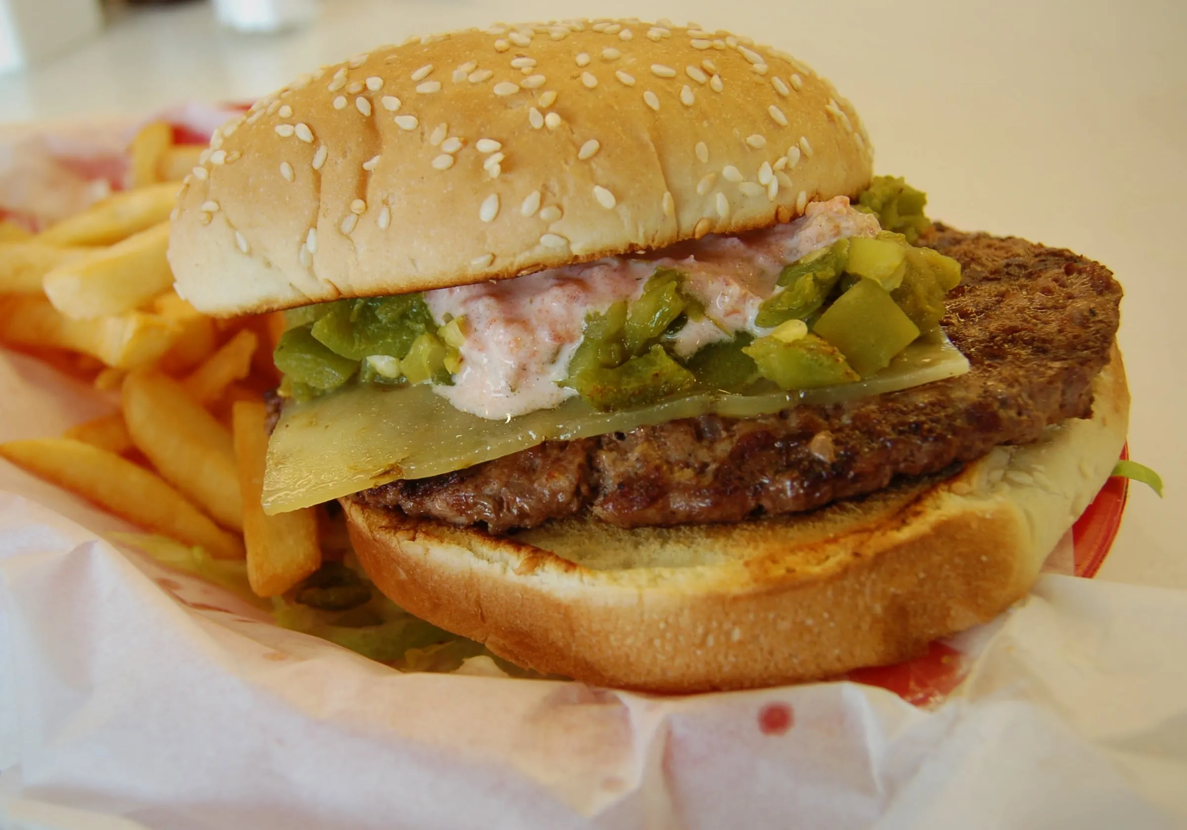 Hamburguesa con chiles verdes Hatch en Sparky’s, Nuevo México, imagen ilustrativa de los chiles de la Capital Cheeseburger de Mulvaney’s B&amp;L