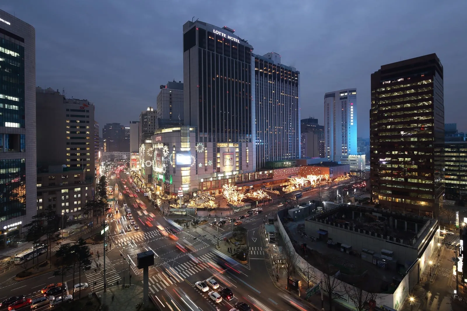 Sogong-dong in Seoul at night, the Lotte Hotel and Lotte Department Store where the first Lotteria in Korea opened in 1979