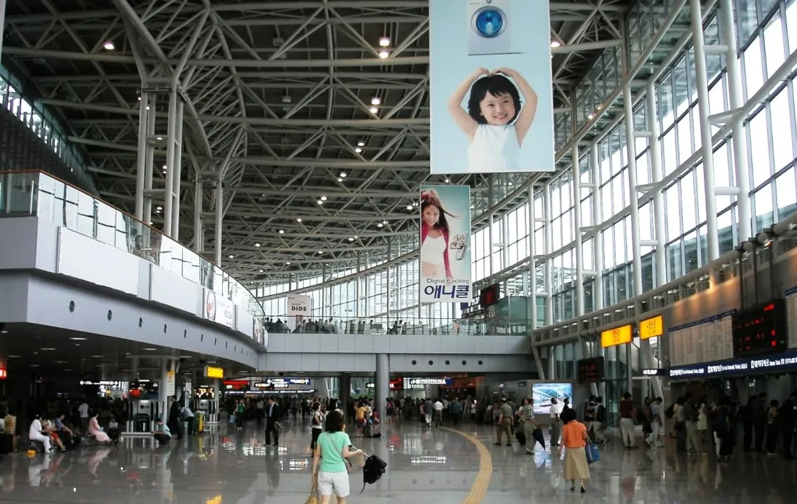 Main concourse of Seoul Station, home of the Lotteria Seoul Station branch open from 4 a.m.