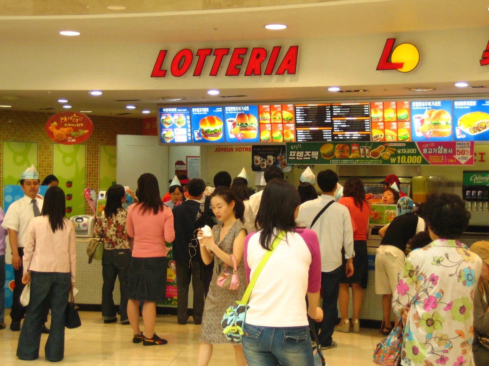 Customers queuing at a Lotteria counter in Seoul, Korea's oldest burger chain, in May 2005