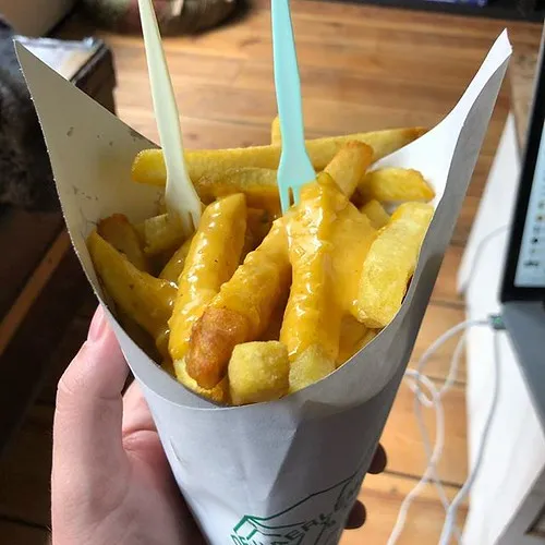 Cornet de frites belges nappées de joppiesaus, la sauce joppie néerlandaise servie par The Dam puis par The Key STL à Saint-Louis