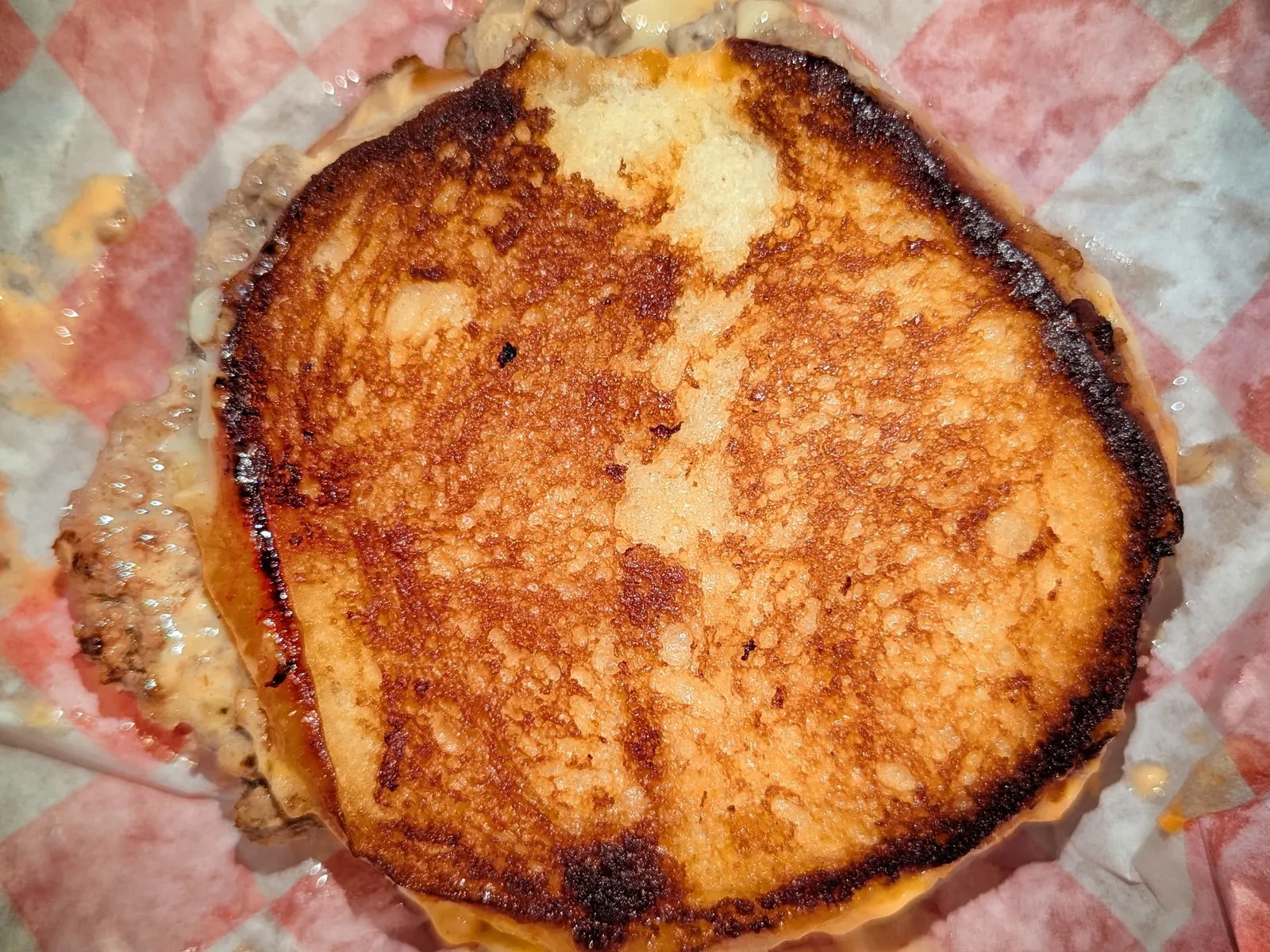 Smash burger « style LA » au steak aux bords croustillants et cheddar américain fondu, le style du meilleur burger à Bruxelles
