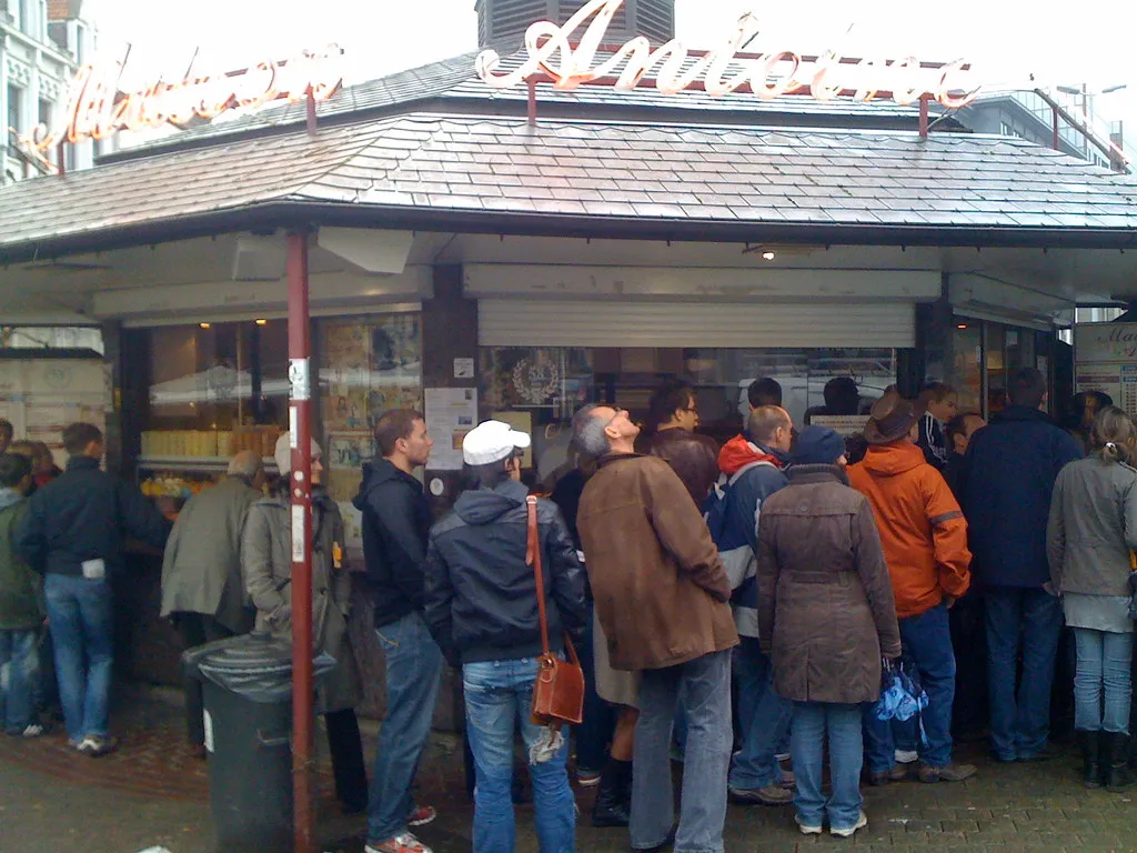 Devanture de Maison Antoine, friterie de la place Jourdain à Bruxelles, symbole des frites belges coupées main reprises par The Dam à Saint-Louis