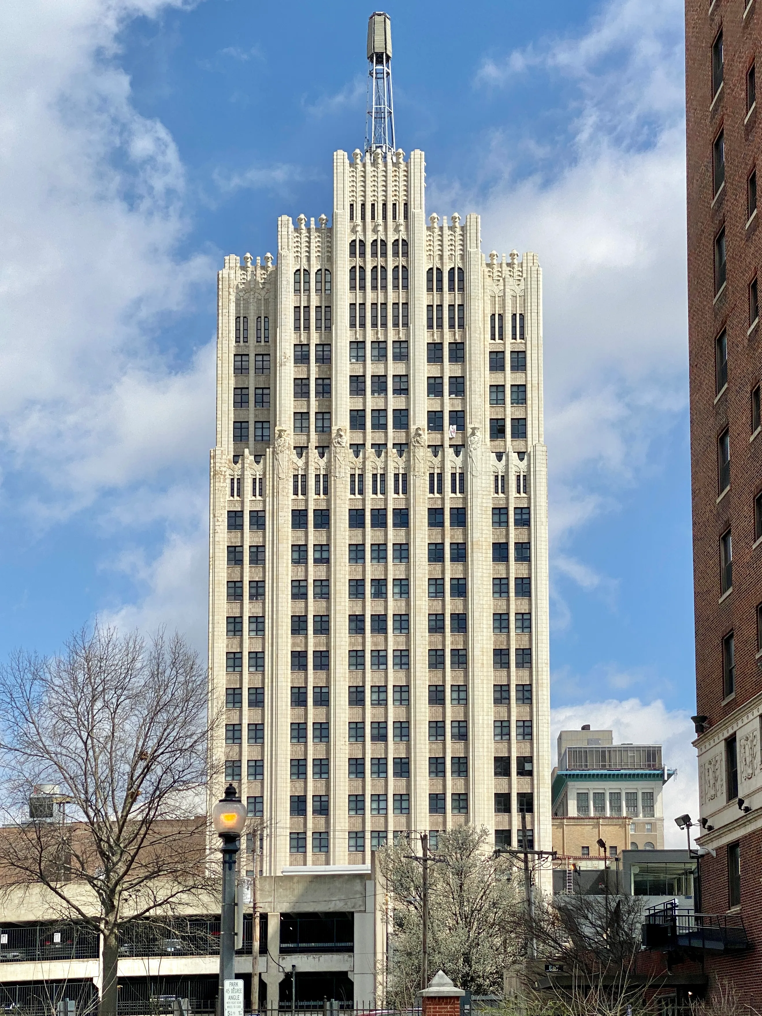 Olive Street et le Continental Life Building à Grand Center, Saint-Louis, quartier de The Key STL Burger Bar &amp; Boogie