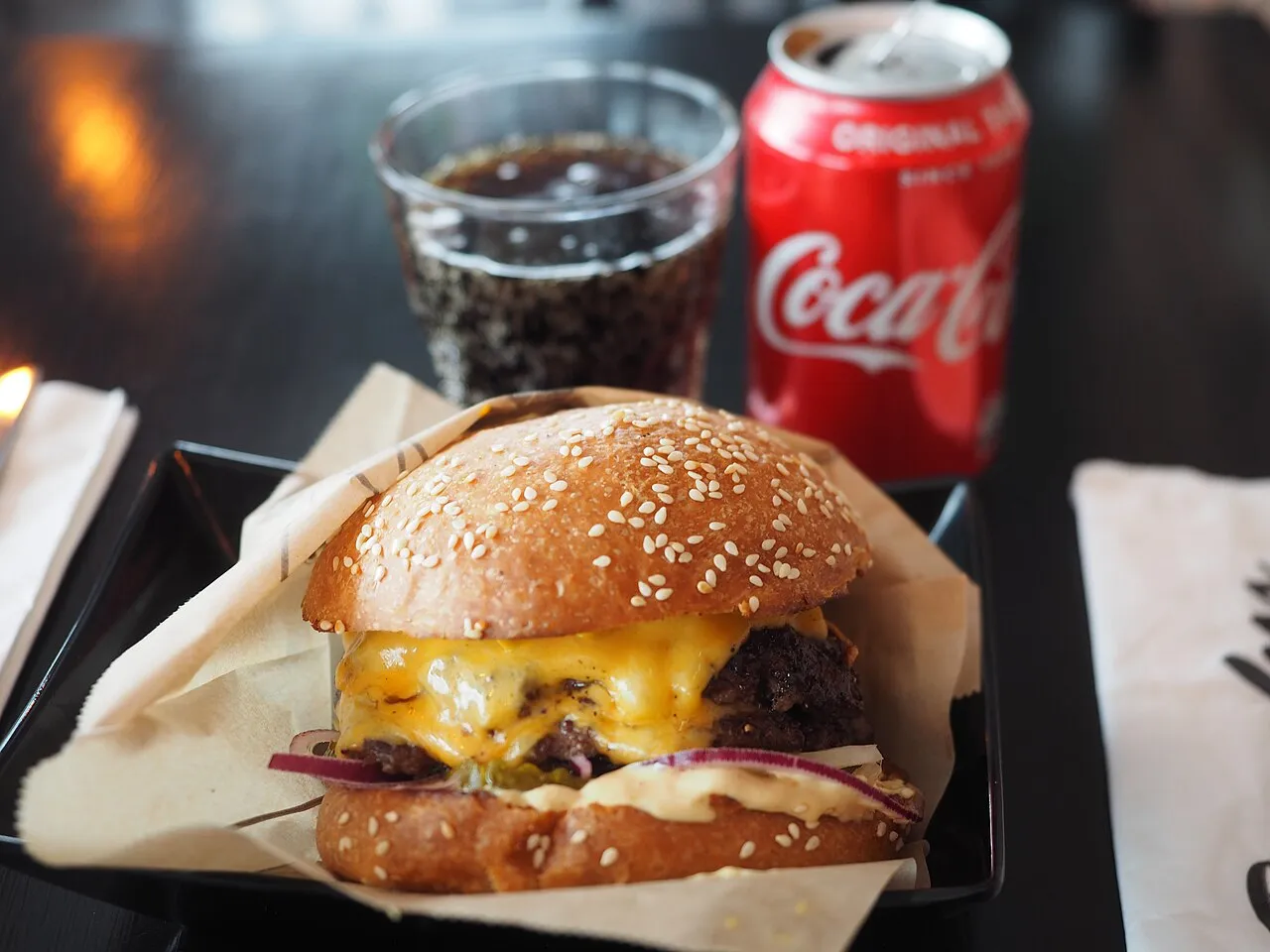 Smash burger doble con bordes crujientes, cheddar fundido, cebolla morada y pepinillos, el estilo de la carta de RocoMamas Stellenbosch (foto ilustrativa, no es de RocoMamas)